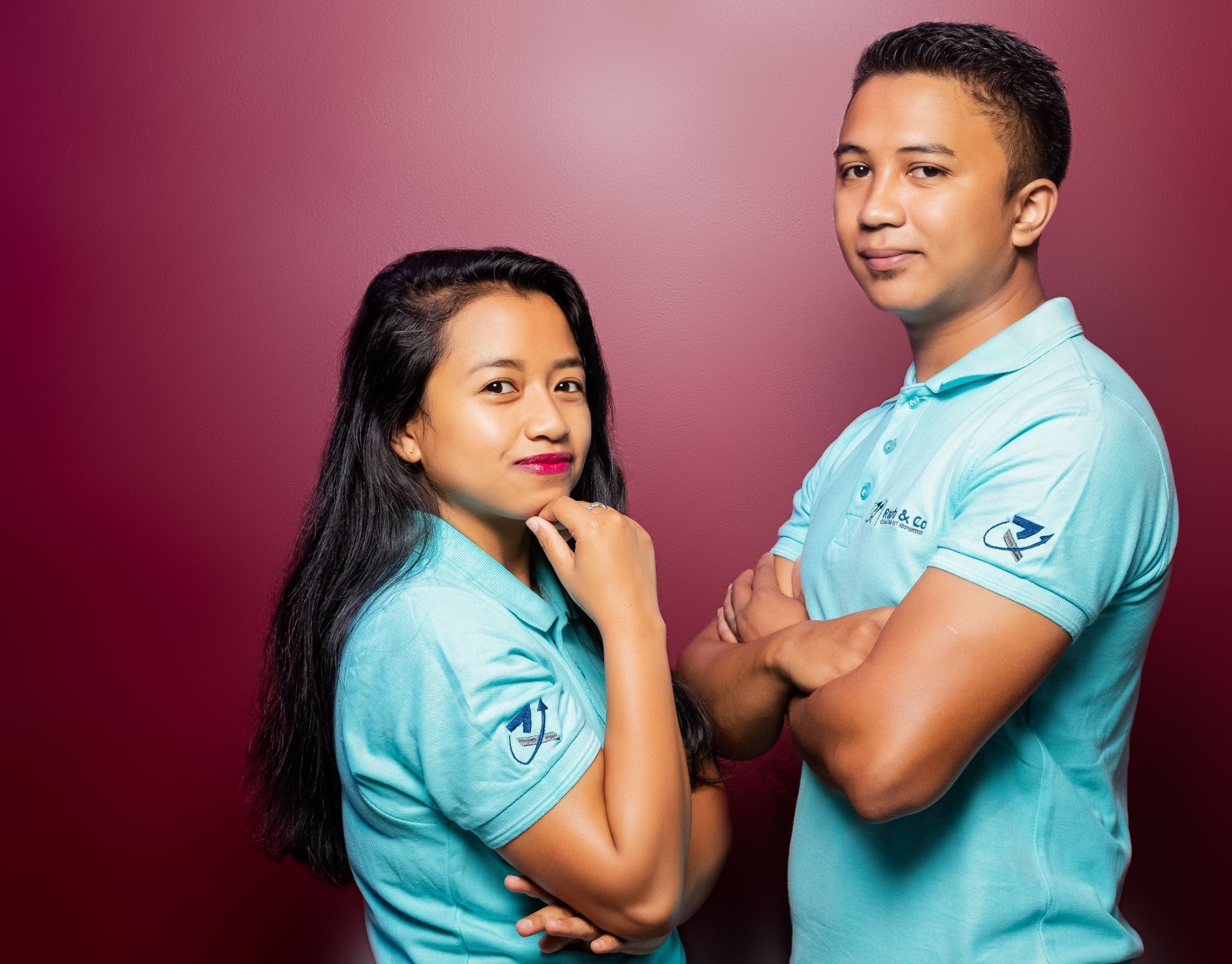 Deux membres de l'équipe Raph & Co en polo aux couleurs du groupe