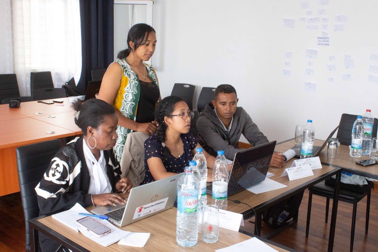 Participants in a Raph & Co training session working together on a computer