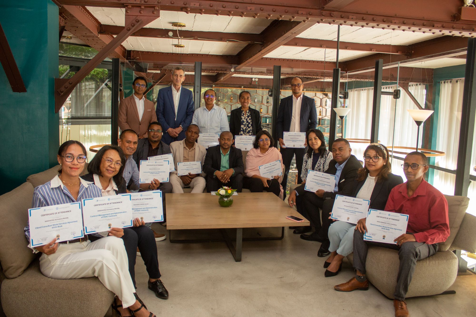 Participants à la formation aux contrats FIDIC présentant leur certificat